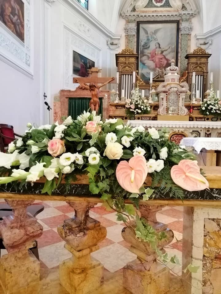 02 Allestimento Matrimonio Composizione Balaustra Anturium Rosa Lisiantus Bianchi Rose Rosa Rose Bianche Gladioli Bianchi Fioreria Bruseghini Besenello Trento